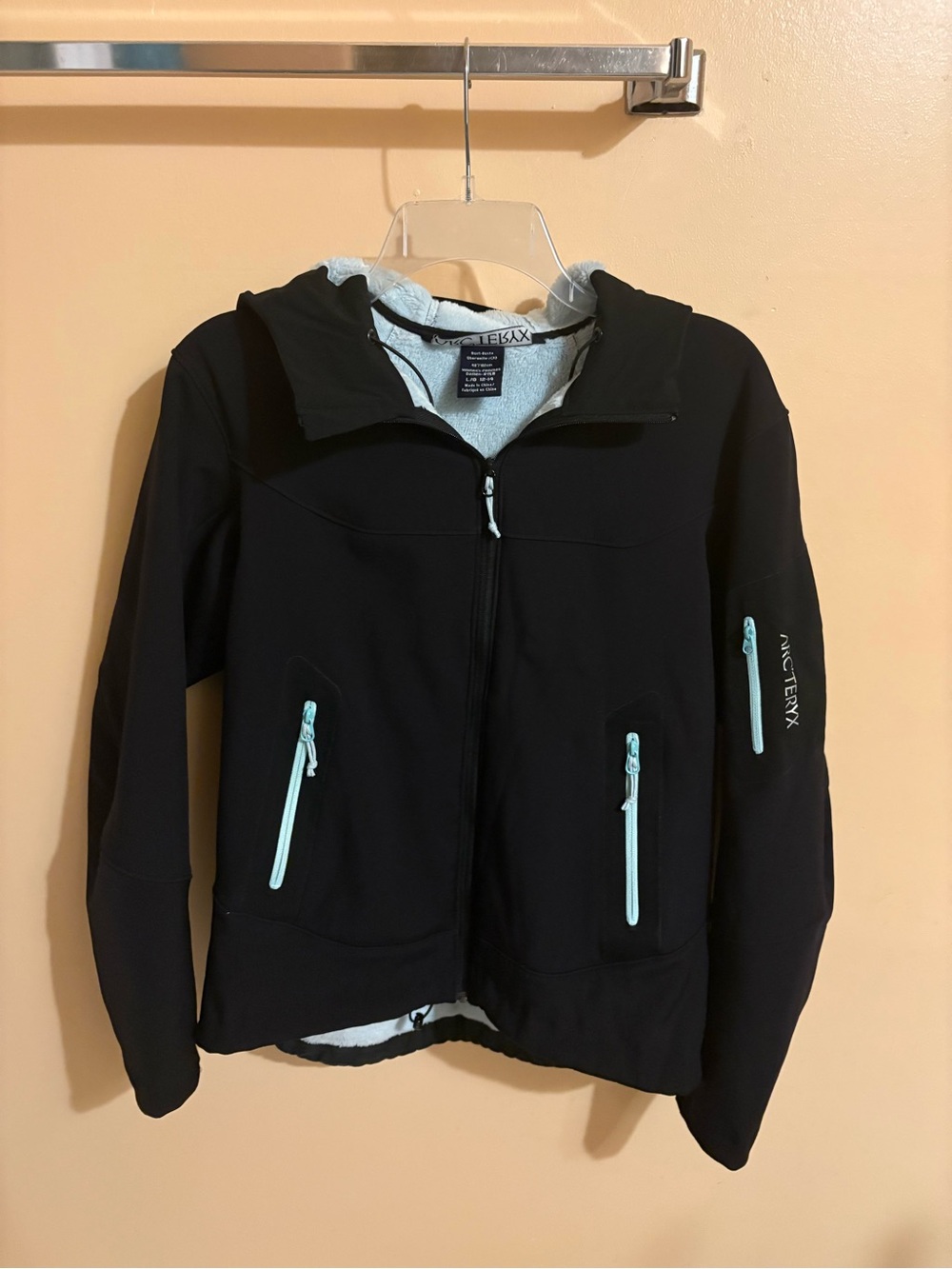 Arc’Teryx Hyllus Hooded Softshell Jacket in Black & Light Blue
